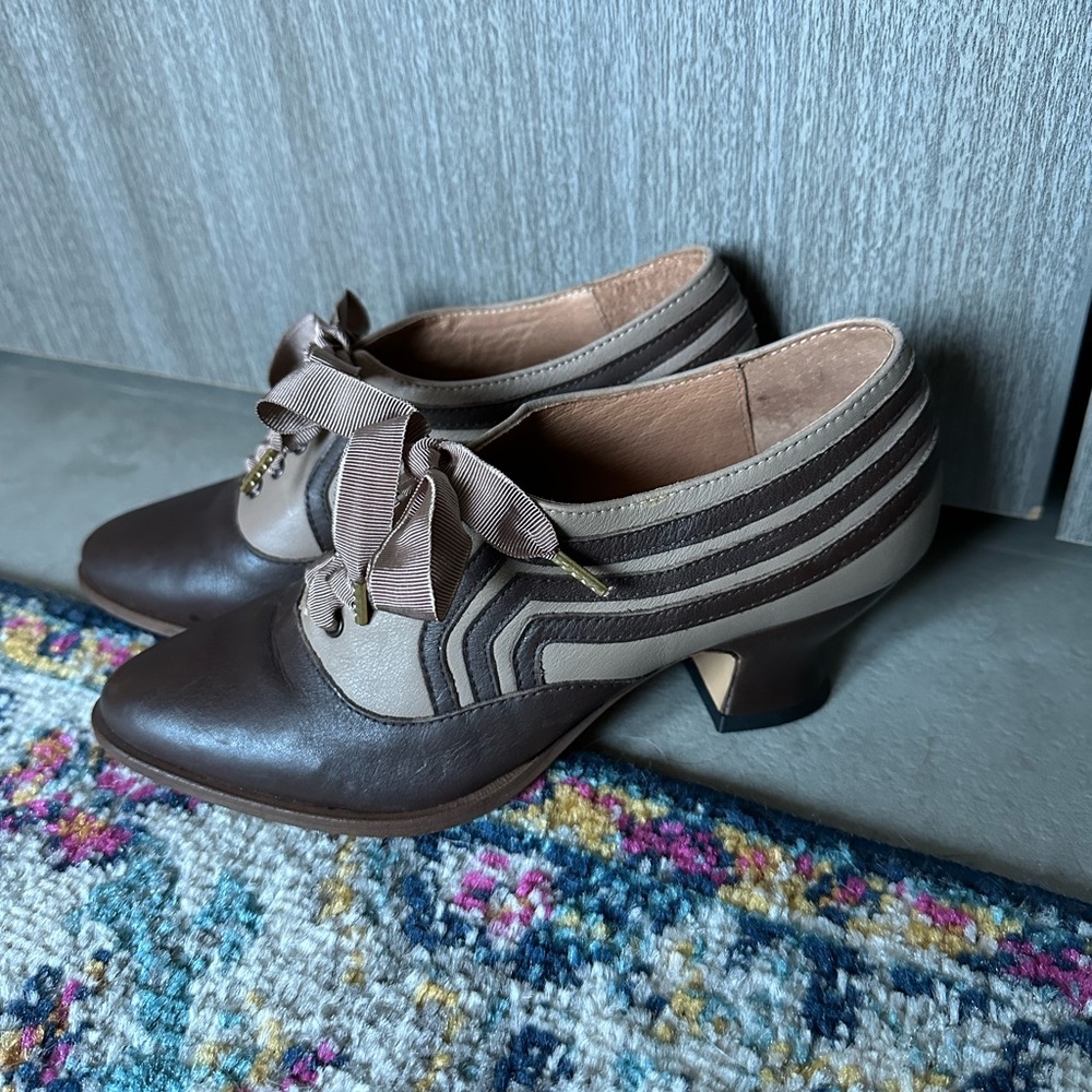 American Duchess Bernadette Edwardian Oxfords Size 6